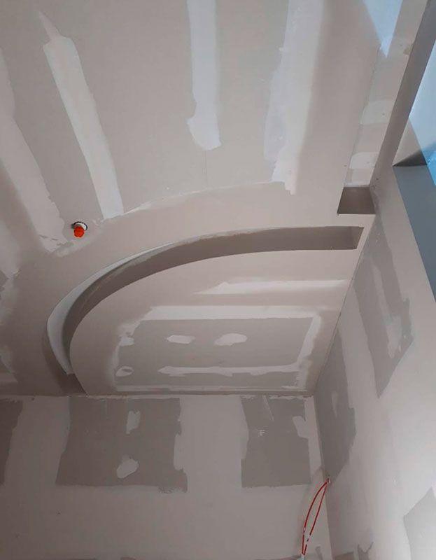 Curved ceiling feature